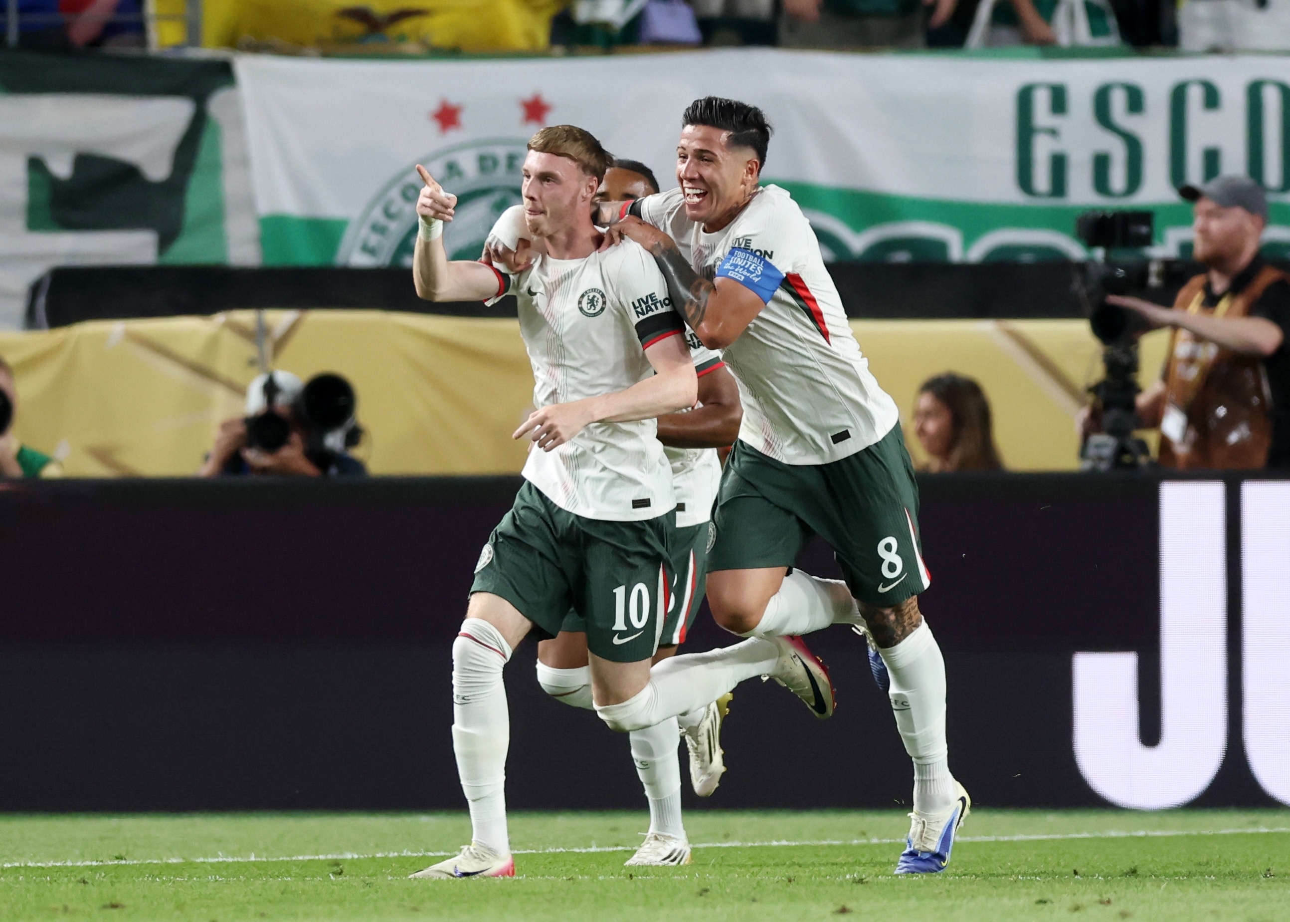 英雄联盟S赛2025-蓝军双核驱动:桑切斯盛赞恩佐全方位领袖风范,帕尔默以谦逊姿态闪耀赛场