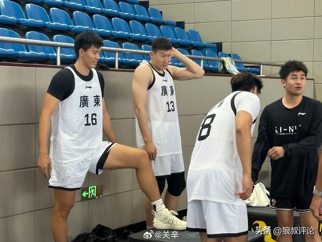 赛程分析-广东全运男篮亮相：“黑白矮”合体 李炎哲领衔豪华内线
