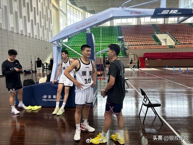 赛程分析-广东全运男篮亮相：“黑白矮”合体 李炎哲领衔豪华内线