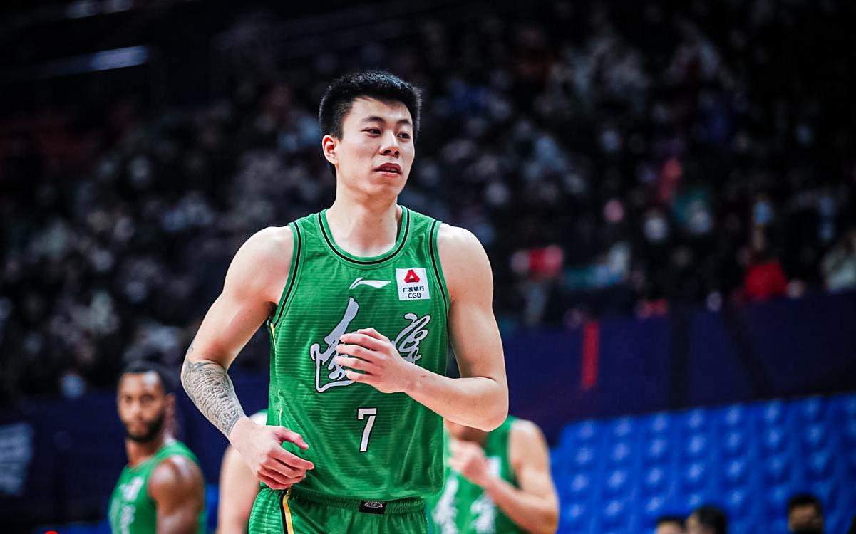 CBA上海19人名单！7名球员续约，王哲林再打3年，张镇麟强势加盟