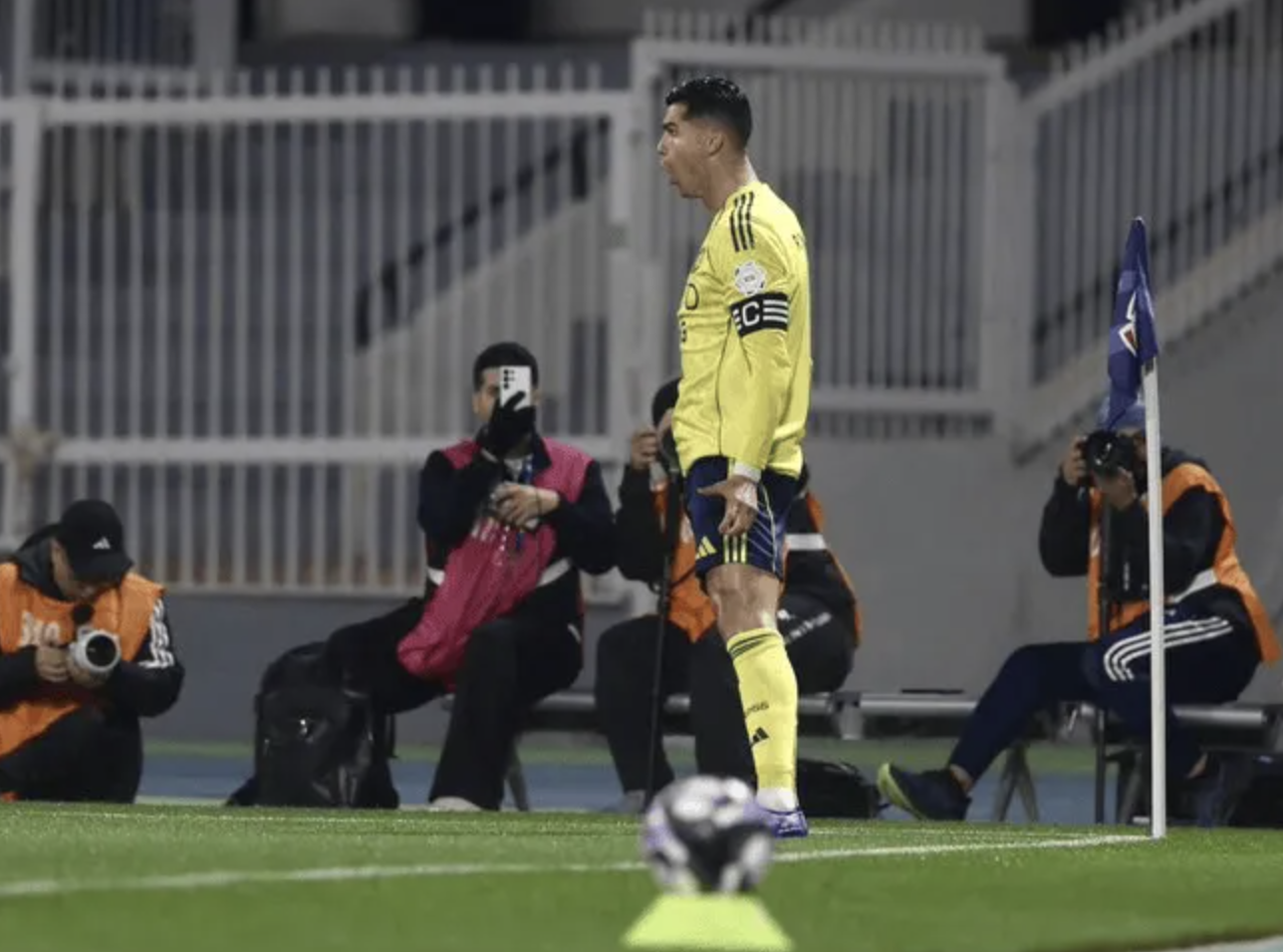 赛程分析-“住在越位线上” 40岁C罗用5越位拼来1进球 球迷嘲讽：就等吃饼